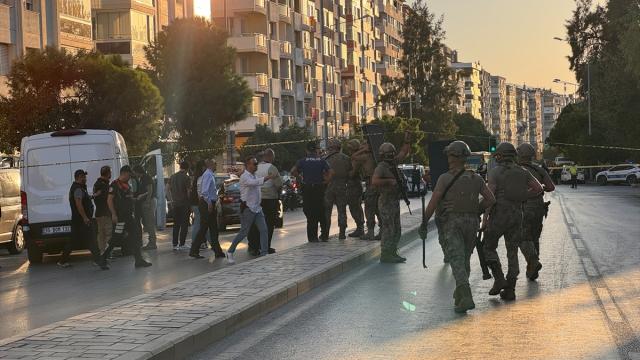 إنقاذ خمسة موظفين بعد احتجازهم رهائن داخل بنك في إزمير