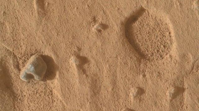 مسبار «كيوريوسيتي» يرصد ثقوباً غامضة في صخور المريخ