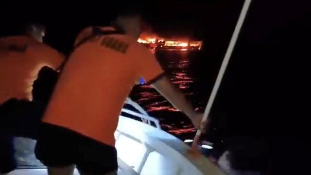حريق عبّارة في الفلبين يخلّف 5 قتلى و87 مفقودا