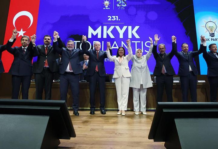 أردوغان يقلّد أربعة رؤساء بلديات شارة العدالة والتنمية بعد انضمامهم للحزب