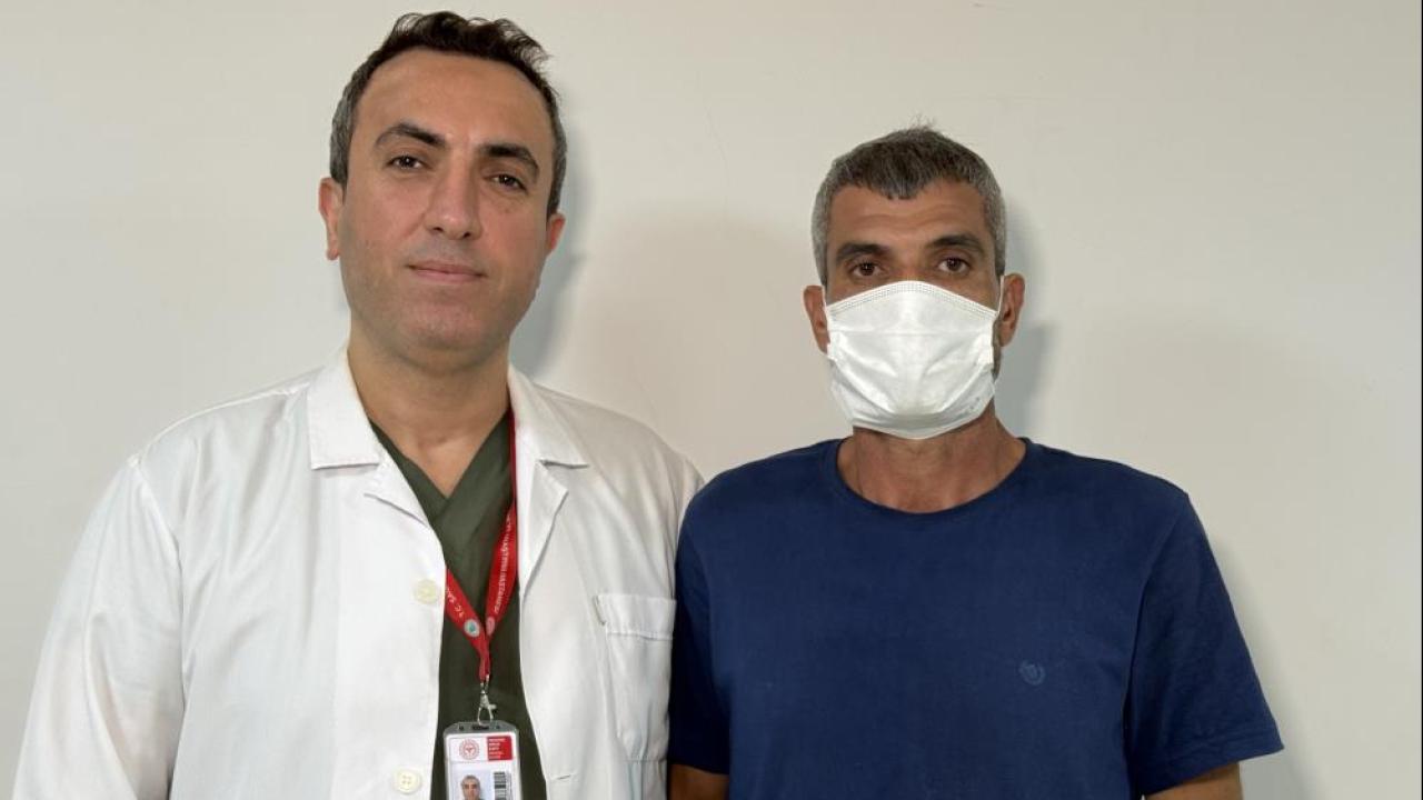 إسطنبول: أطباء يستخرجون قطعة عظم من رئة مريض بعد الاشتباه بكتلة