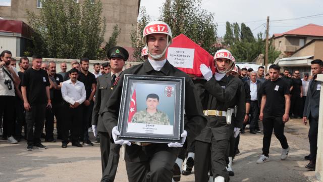 تشييع جثمان الجندي زيار كوباران في هاكاري بعد حادث مركبة عسكرية بإغدير