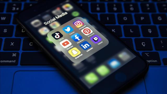 بعد إلغاء سابق.. فرنسا تجهز قاعدة جديدة للأطفال والسوشيال ميديا