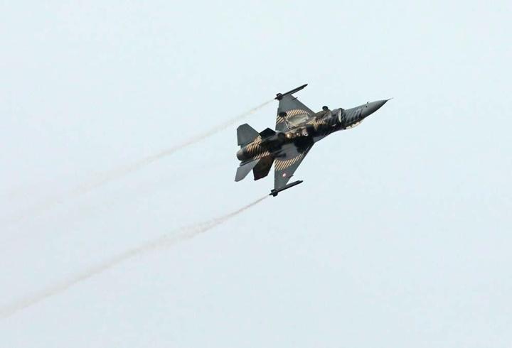 F-16 تركية تخطف الأنظار في سماء فرنسا.. عرض جديد لـSOLOTÜRK