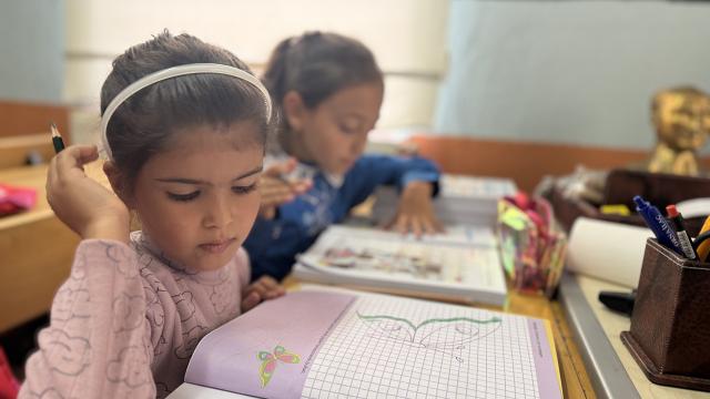 لم تعد وحدها في الصف.. طالبة قونية تجد رفيقة بعد ثلاث سنوات