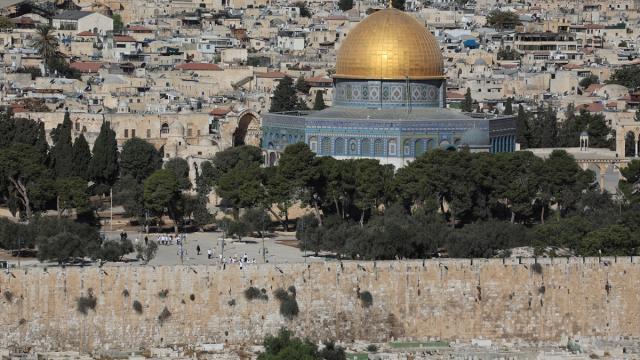 تحذير من تغيير هادئ حول الأقصى.. محافظة القدس تتحدث عن “وضع ديني جديد”