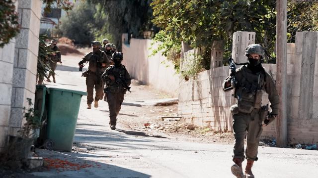 سيارة واحدة تحت النار.. ضربة إسرائيلية جديدة شمال غزة