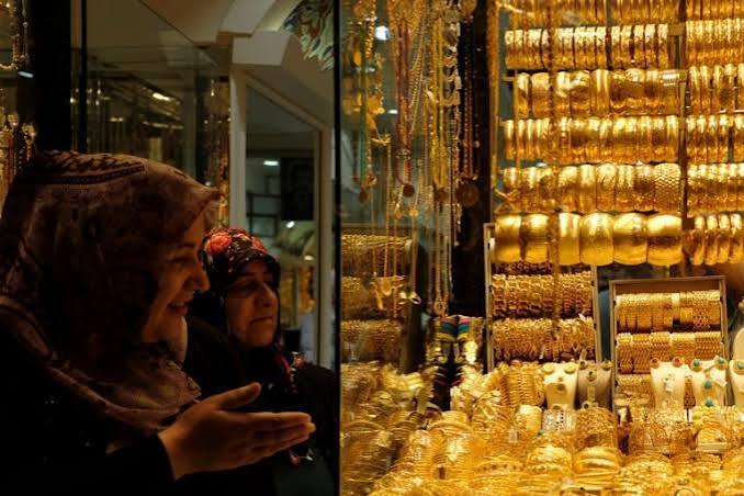 الذهب في تركيا يتراجع.. إليكم الأسعار