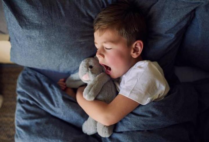 “لا أريد النوم”.. لماذا لا ينصح الأطباء بإجبار الطفل مع بدء المدرسة؟